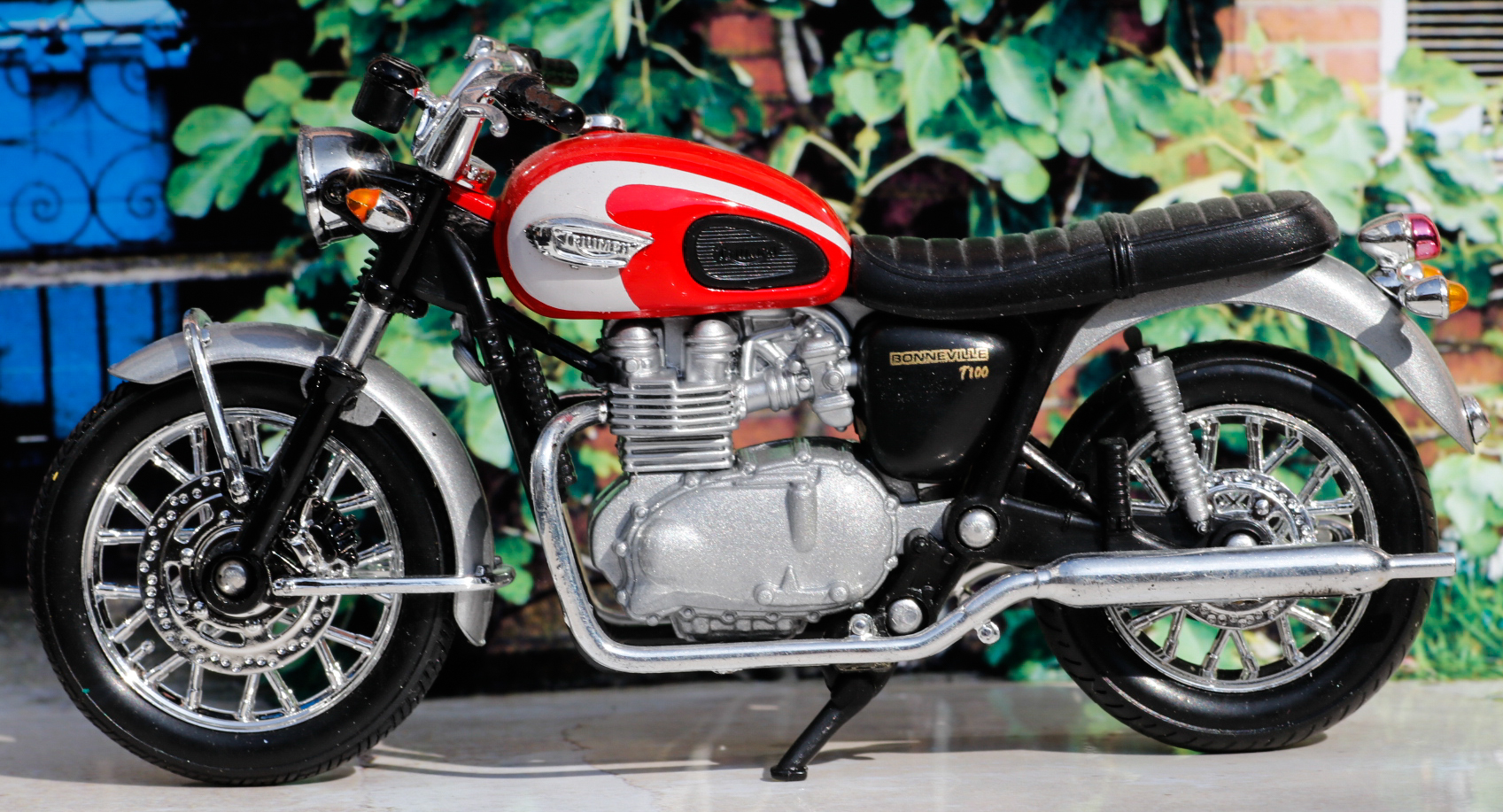 Welly Triumph Bonneville T100 2002